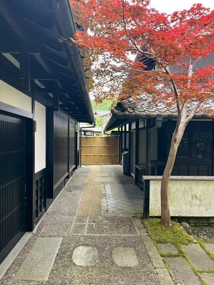 京都市右京区嵯峨鳥居本小坂町の売買物件/左側が本物件。木造風のRC造。右側は過去に分筆された他人地です！