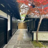 京都市右京区嵯峨鳥居本小坂町の売買物件/左側が本物件。木造風のRC造。右側は過去に分筆された他人地です！