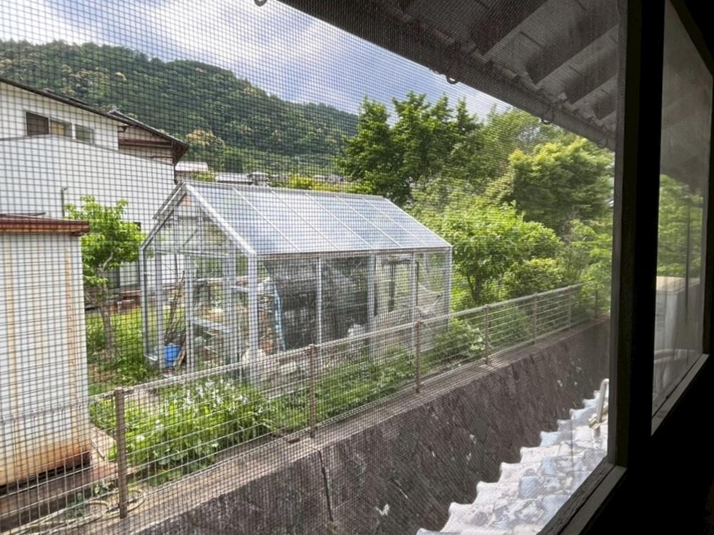 京都市右京区嵯峨鳥居本小坂町の売買物件/裏側の隣家とは高低差があります