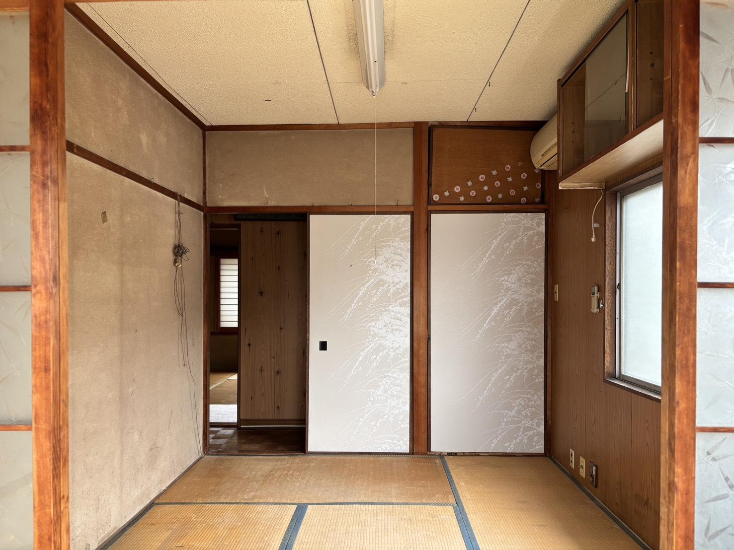 京都市左京区鹿ケ谷法然院西町66-1の売買物件/2F｜襖紙だけが妙に新しめの和室。