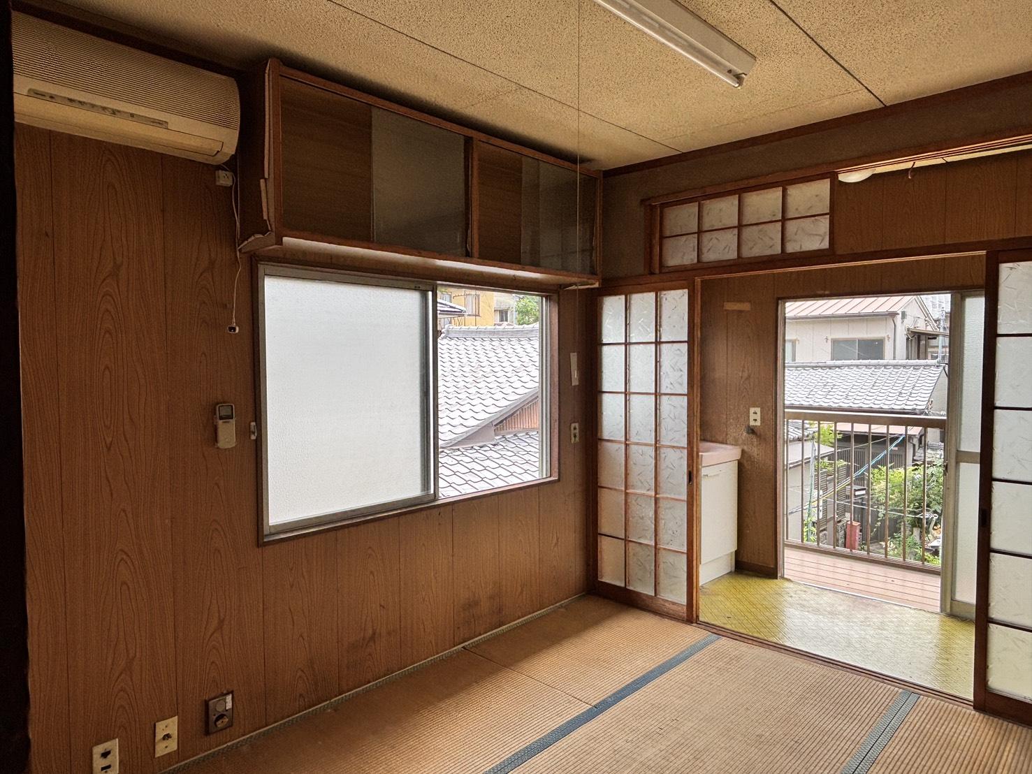 京都市左京区鹿ケ谷法然院西町66-1の売買物件/2F｜木目の壁が印象的な一室。