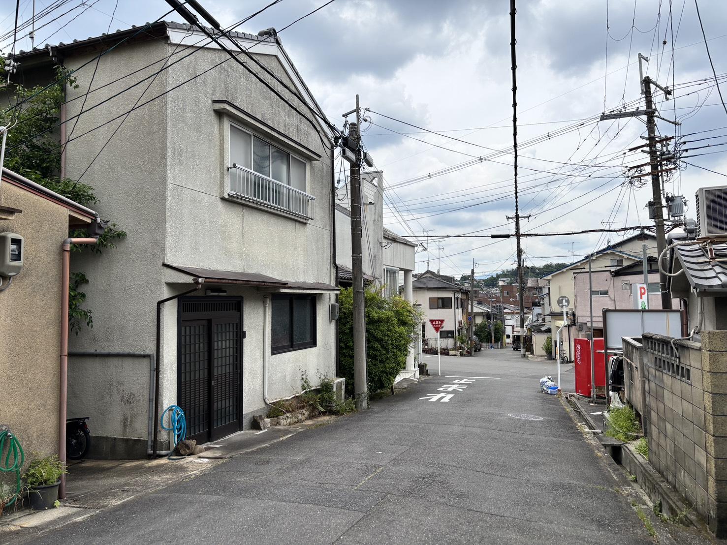 京都市左京区鹿ケ谷法然院西町66-1の売買物件/白い2階建てが今回の物件。先に見える交差点が鹿ケ谷通り。