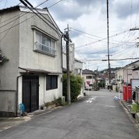 京都市左京区鹿ケ谷法然院西町66-1の売買物件/白い2階建てが今回の物件。先に見える交差点が鹿ケ谷通り。