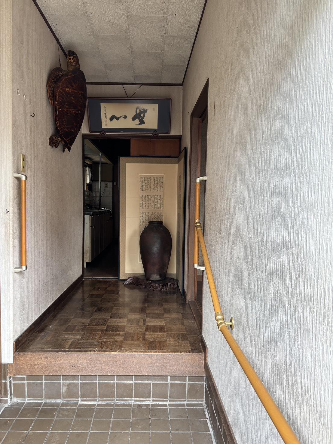 京都市左京区鹿ケ谷法然院西町66-1の売買物件/1F｜玄関ではウミガメがお出迎えです。