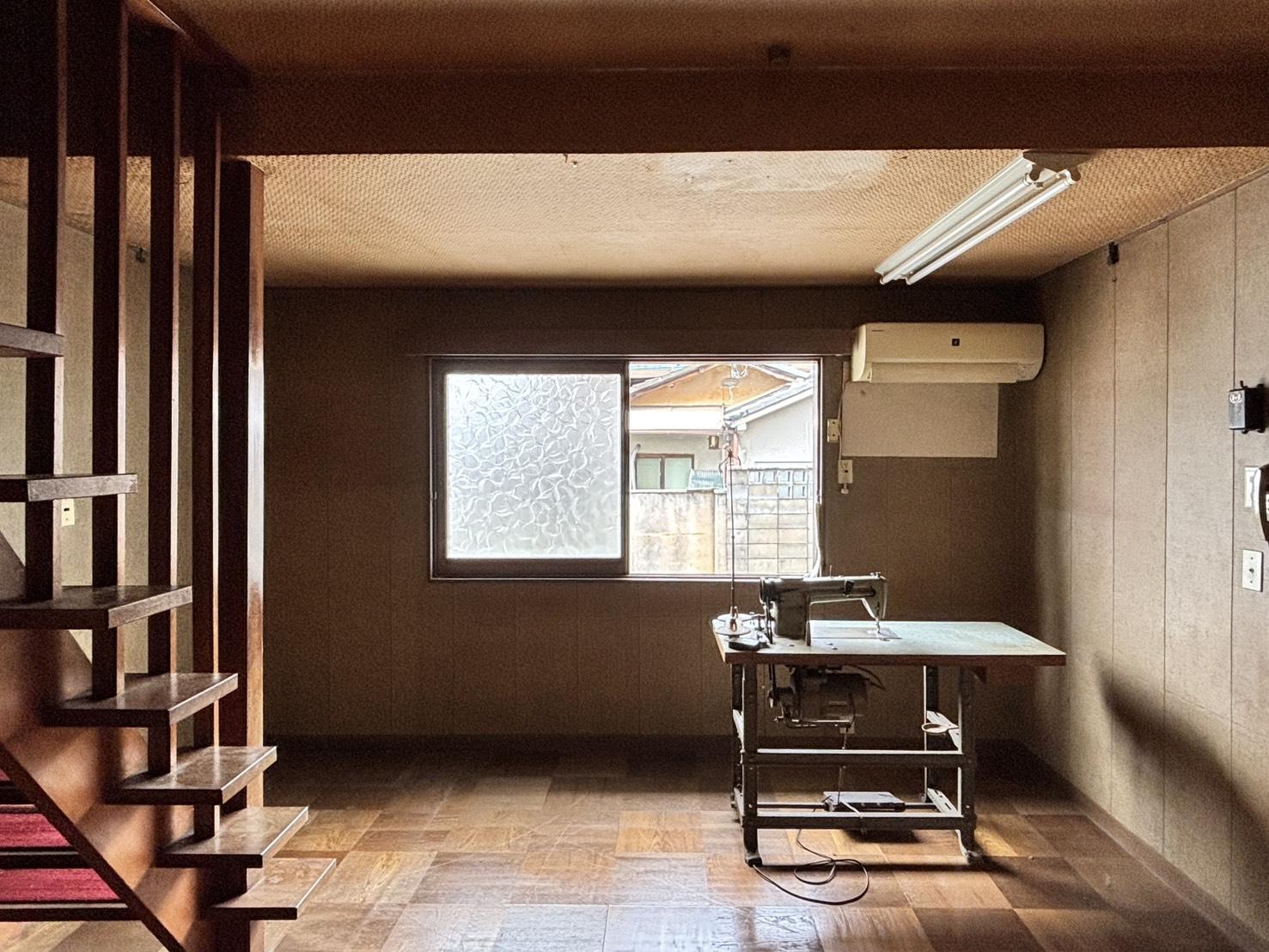 京都市左京区鹿ケ谷法然院西町66-1の売買物件/1F｜部屋に入って最初に目を惹いたのは、このミシンでした。