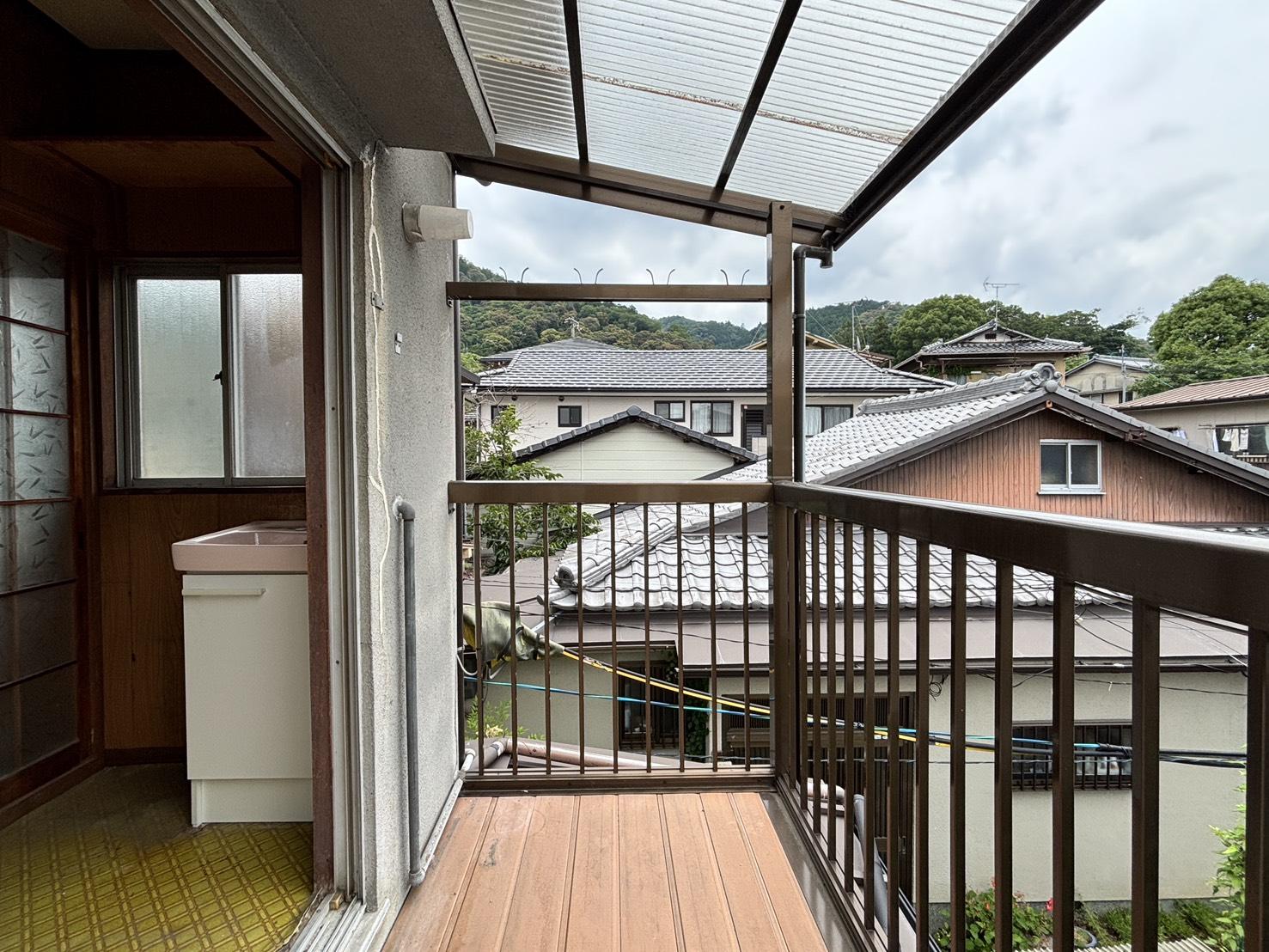京都市左京区鹿ケ谷法然院西町66-1の売買物件/2F｜南向きのバルコニー、奥にチラッと東山の山並みが。