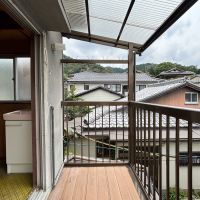 京都市左京区鹿ケ谷法然院西町66-1の売買物件/2F｜南向きのバルコニー、奥にチラッと東山の山並みが。