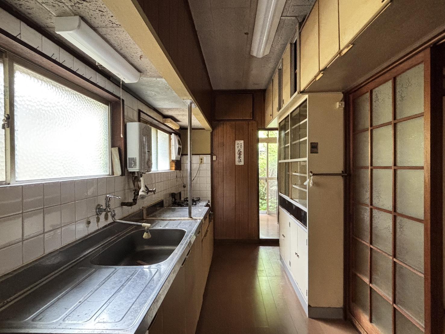 京都市左京区鹿ケ谷法然院西町66-1の売買物件/1F｜懐かしさの残る台所まわり。