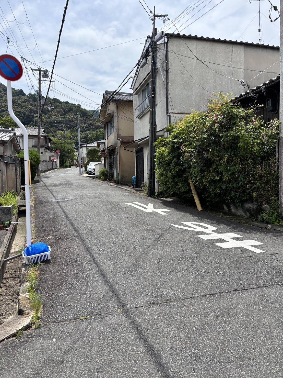 京都市左京区鹿ケ谷法然院西町66-1の売買物件/鹿ケ谷通りから東へ入った静かな住宅街。その先には哲学の道が続いています。