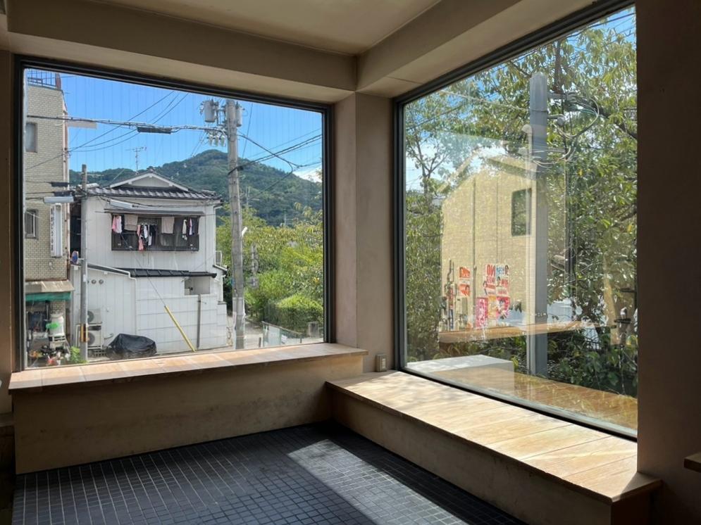 京都市左京区北白川久保田町29-9の賃貸物件/東側にも大きなFIX窓。大文字も目視できるロケーション