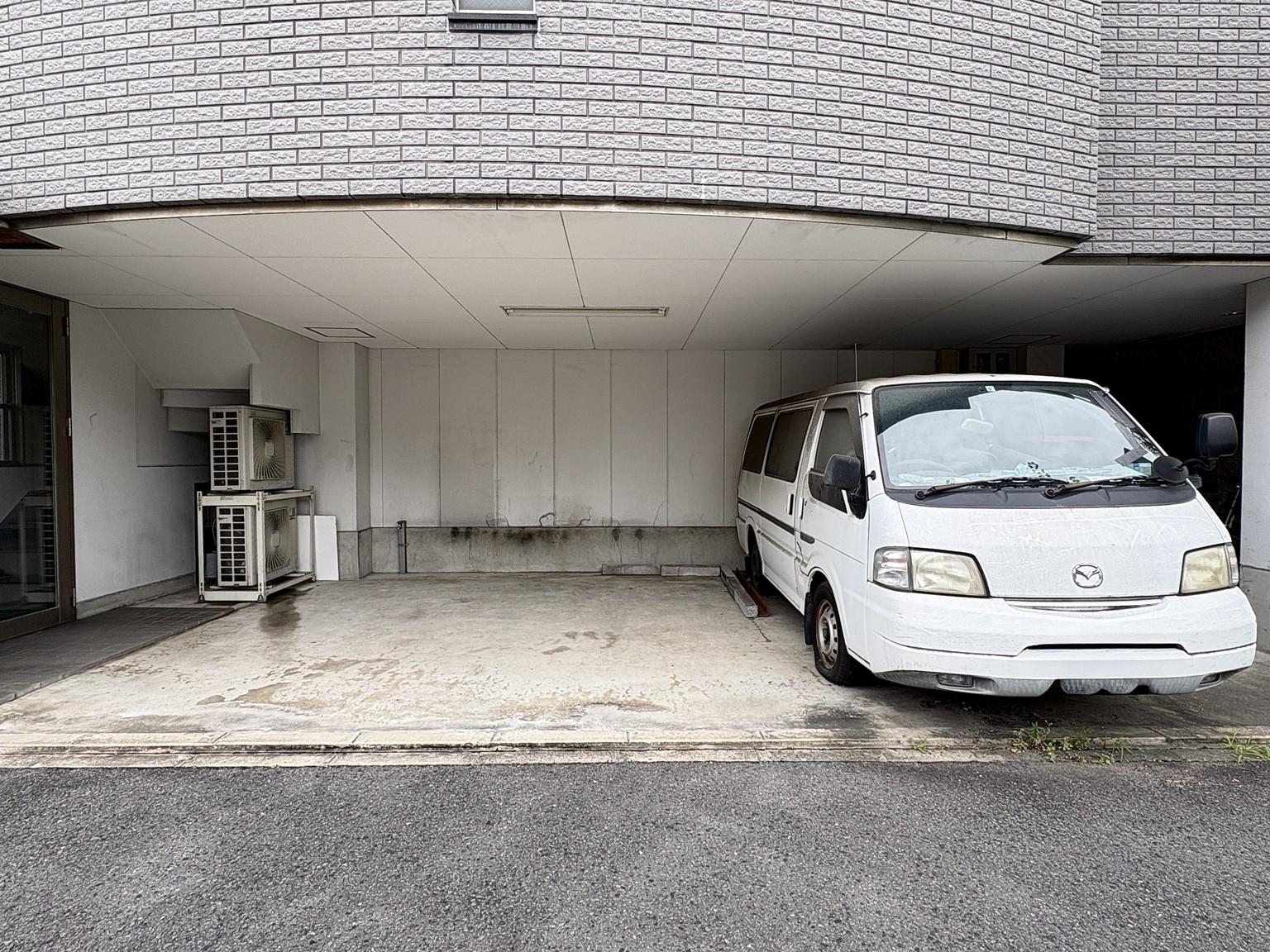 京都市南区東九条南烏丸町34-9の賃貸物件/雨の中での積み下ろしのある業種にも心強い（駐車中の車は今後も駐車されます）