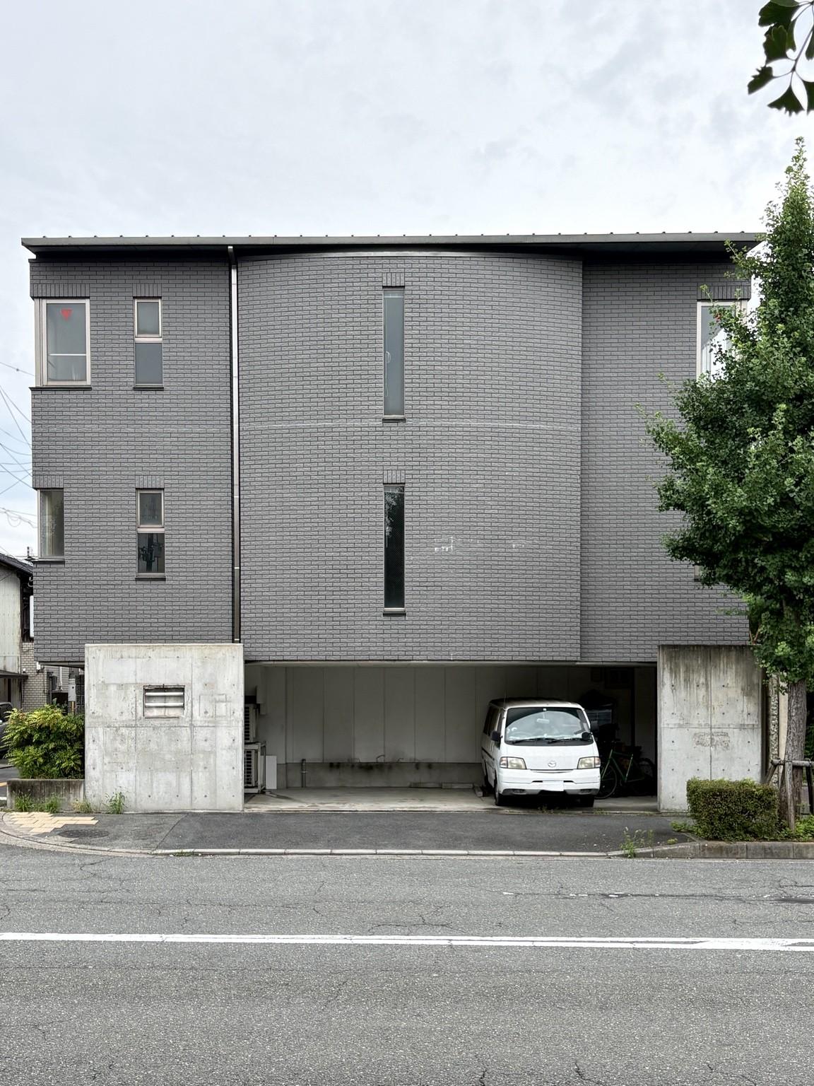 京都市南区東九条南烏丸町34-9の賃貸物件/ゆるやかな曲線を描くファサードが印象に残る建物です。
