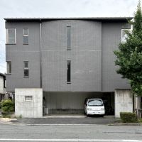 京都市南区東九条南烏丸町34-9の賃貸物件/ゆるやかな曲線を描くファサードが印象に残る建物です。