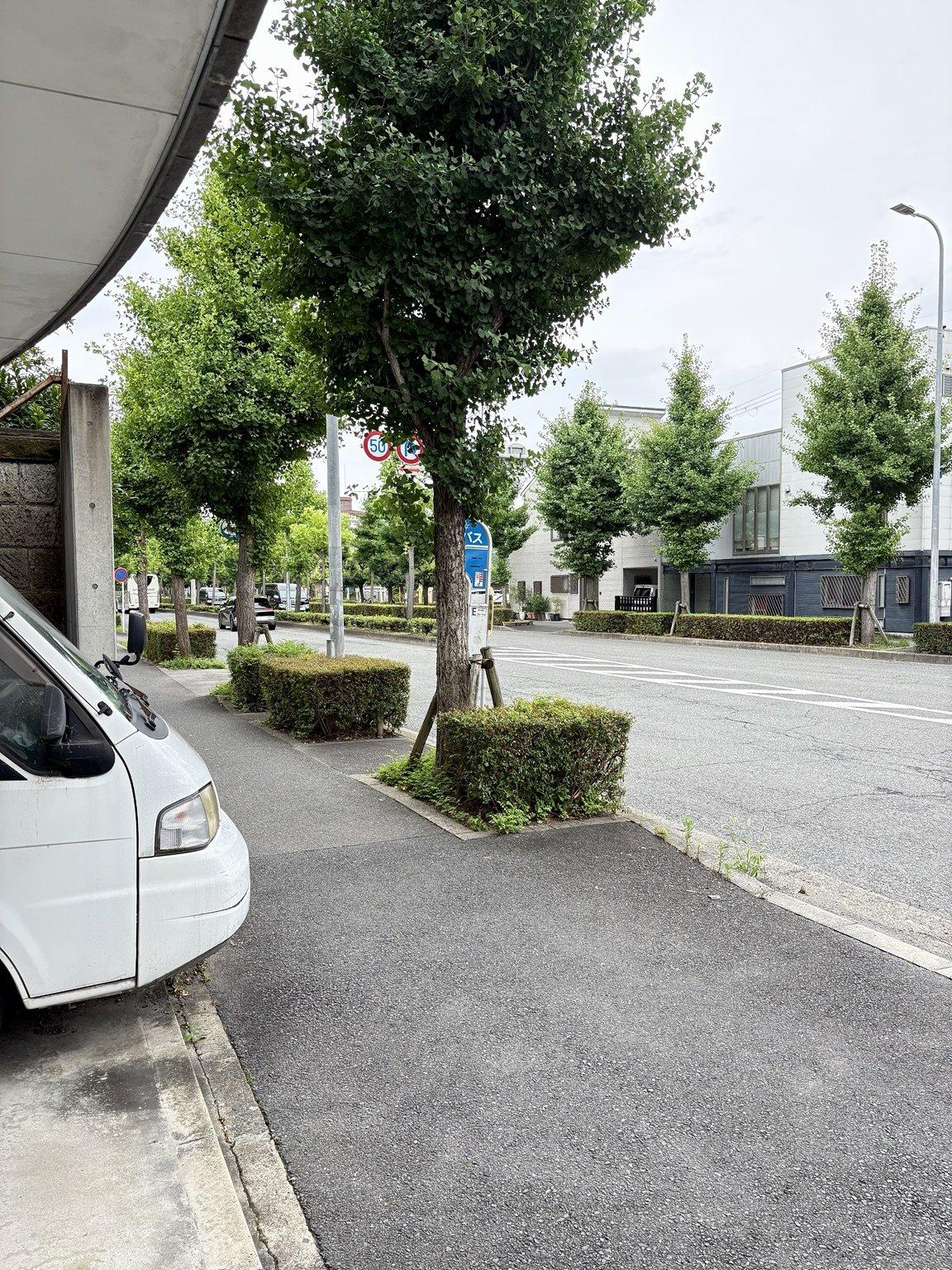 京都市南区東九条南烏丸町34-9の賃貸物件/目と鼻の先にバス停。駅も近くなので出退勤にも、勤務中にも軽やかに移動できます