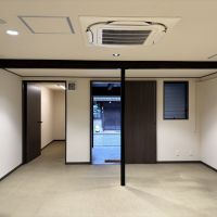 京都市上京区浄福寺通上立売上る大黒町705、709番地の賃貸物件/個室を反対側から。個室は駐車スペースに面しており、室内から直接出入りできます。