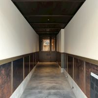 京都市上京区浄福寺通上立売上る大黒町705、709番地の賃貸物件/通りから建物の奥へ続く、細長い入口通路。