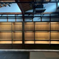京都市上京区浄福寺通上立売上る大黒町705、709番地の賃貸物件/壁一面に設けられた、間接照明付きの陳列棚。