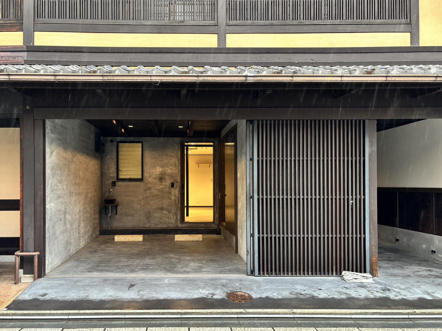 京都市上京区浄福寺通上立売上る大黒町705、709番地の賃貸物件/正面には屋根付きの駐車スペースが1台分。右に見えているくぼみがメインフロアへの入口。