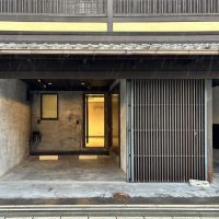 京都市上京区浄福寺通上立売上る大黒町705、709番地の賃貸物件/正面には屋根付きの駐車スペースが1台分。右に見えているくぼみがメインフロアへの入口。