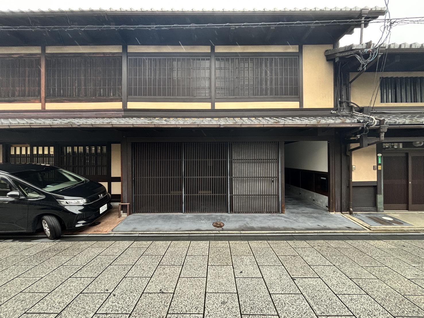京都市上京区浄福寺通上立売上る大黒町705、709番地の賃貸物件/石畳の通りに面した外観。
