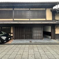 京都市上京区浄福寺通上立売上る大黒町705、709番地の賃貸物件/石畳の通りに面した外観。