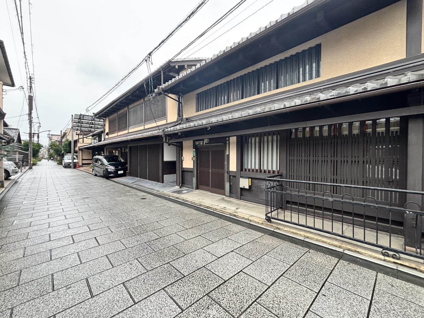 京都市上京区浄福寺通上立売上る大黒町705、709番地の賃貸物件/立派な町家が並ぶ、一部が石畳の浄福寺通。