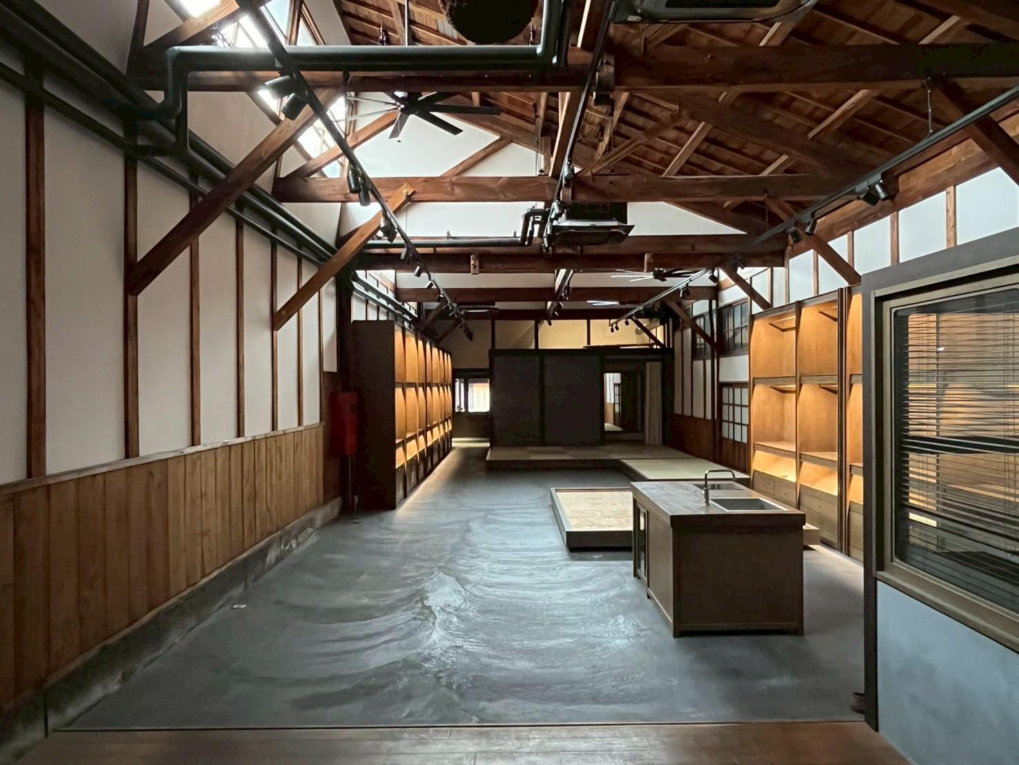 京都市上京区浄福寺通上立売上る大黒町705、709番地の賃貸物件/梁と小屋組を現した、奥行きのある大空間。