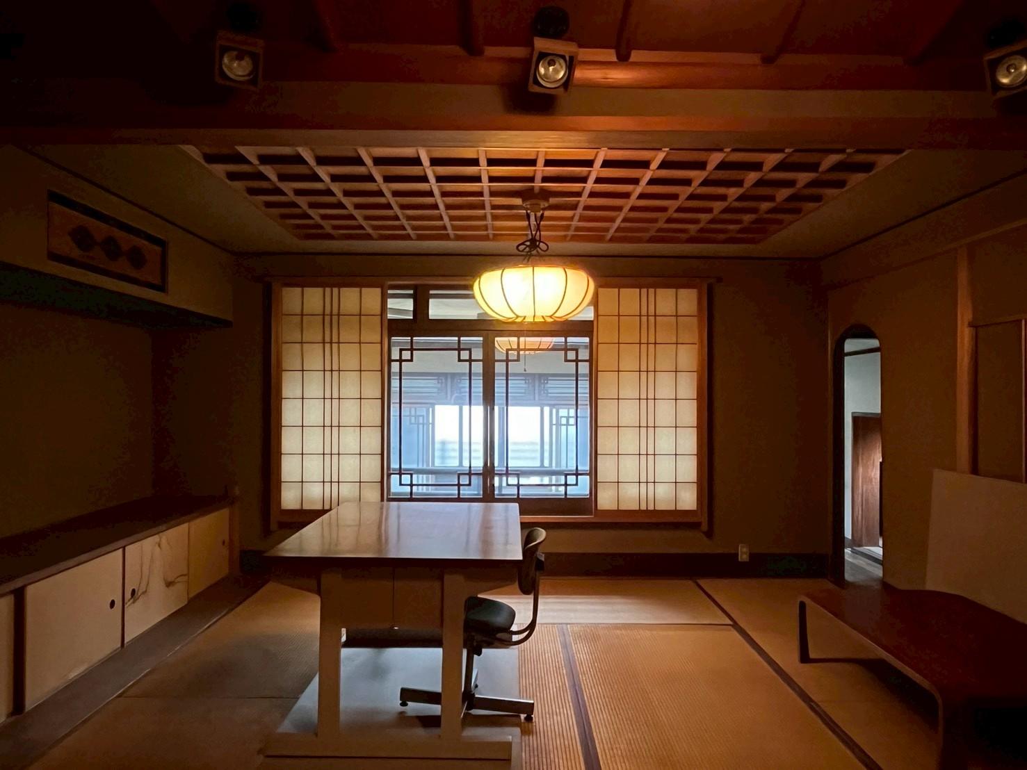 京都市上京区浄福寺通上立売上る大黒町711番地の賃貸物件/2F｜木に包まれた、落ち着きのある一室。ここで帯のデザインを考えていたそうです。