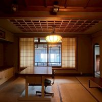 京都市上京区浄福寺通上立売上る大黒町711番地の賃貸物件/2F｜木に包まれた、落ち着きのある一室。ここで帯のデザインを考えていたそうです。