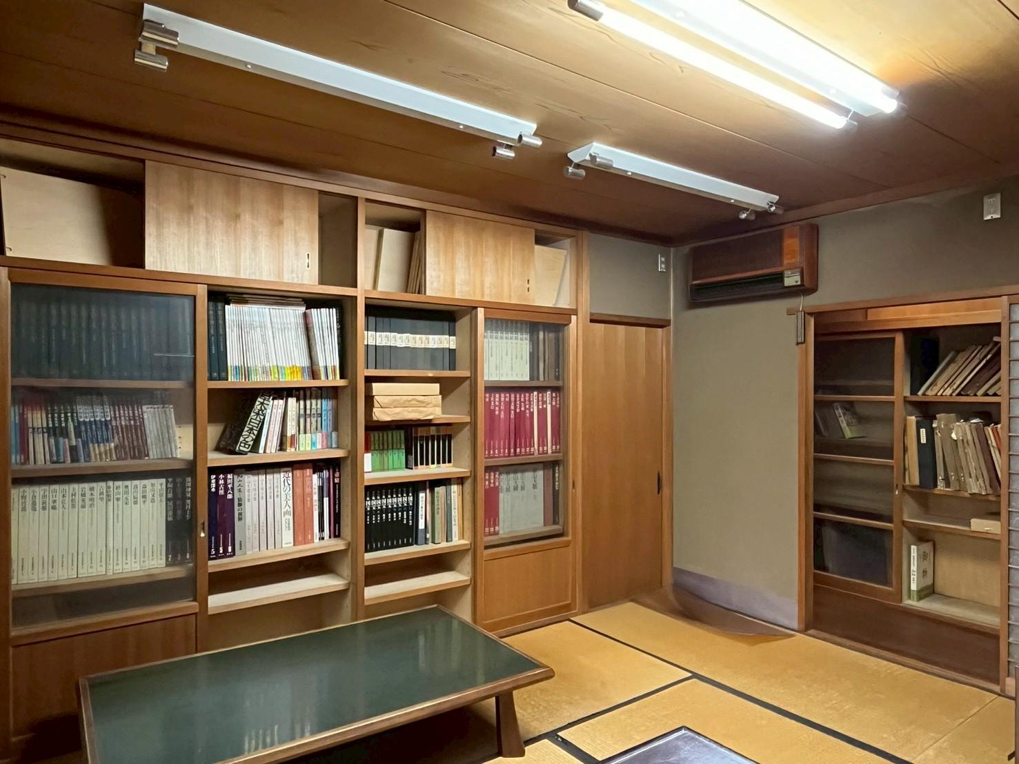 京都市上京区浄福寺通上立売上る大黒町711番地の賃貸物件/2F｜壁一面にデザインの参考にしていた資料がギッシリと並ぶ。