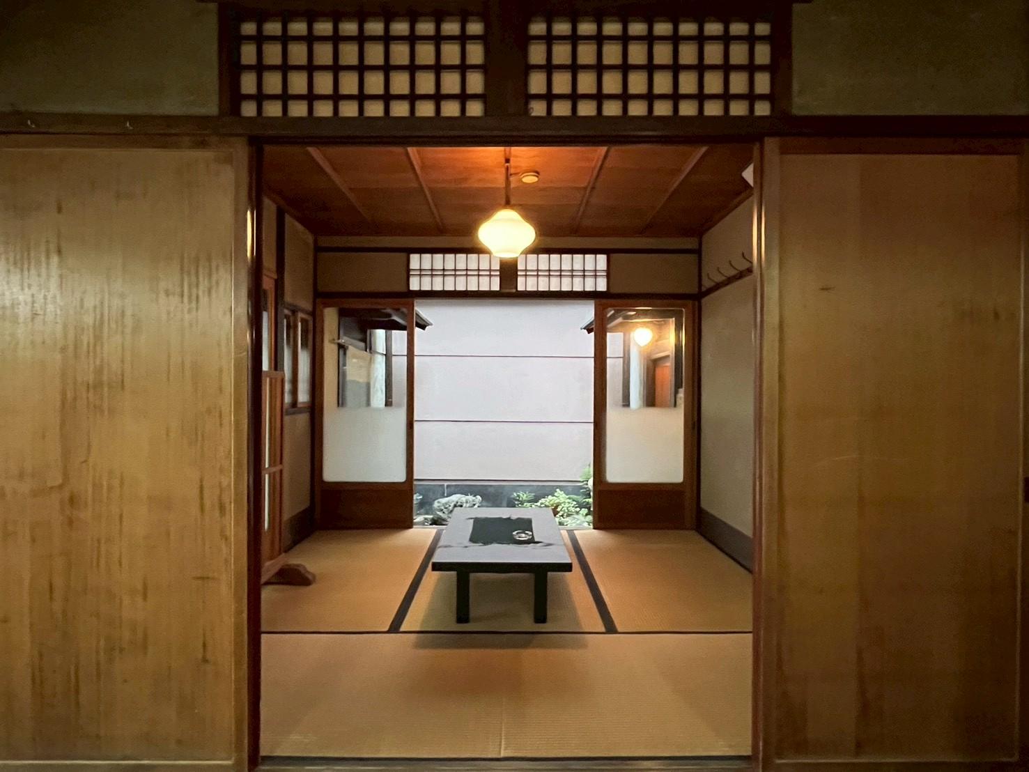 京都市上京区浄福寺通上立売上る大黒町711番地の賃貸物件/1F｜建具の向こうへ、さらに部屋が続きます。