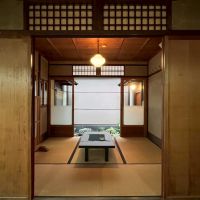 京都市上京区浄福寺通上立売上る大黒町711番地の賃貸物件/1F｜建具の向こうへ、さらに部屋が続きます。