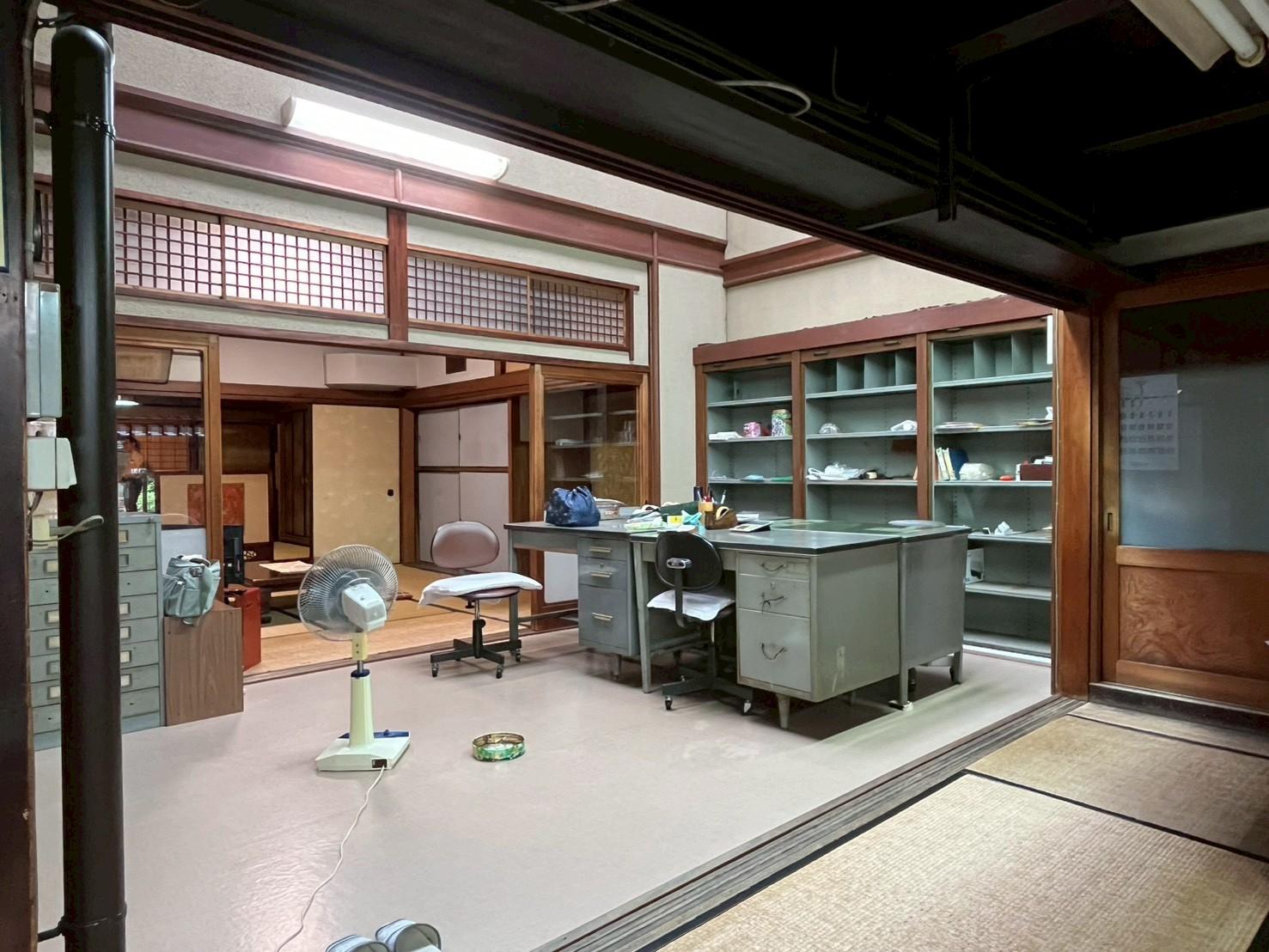 京都市上京区浄福寺通上立売上る大黒町711番地の賃貸物件/1F｜棚や机が残る仕事場。多くの職人が通った頃を想像させます。