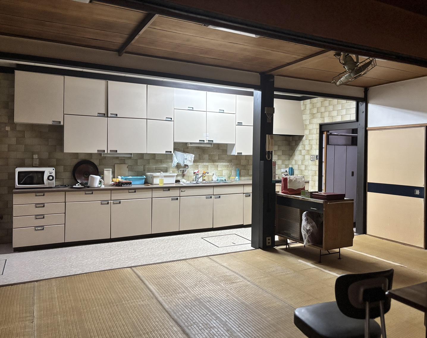 京都市上京区浄福寺通上立売上る大黒町711番地の賃貸物件/1F｜以前は職人さんたちのご飯を準備していた広さのあるダイニングキッチン。