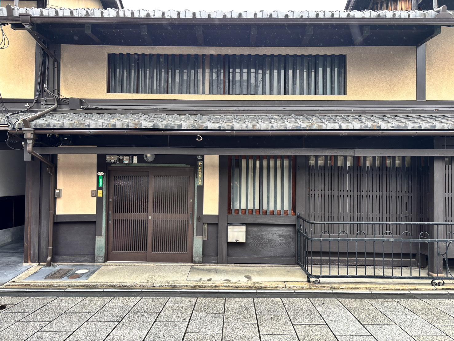 京都市上京区浄福寺通上立売上る大黒町711番地の賃貸物件/格子と虫籠窓が連なる、物件の外観。