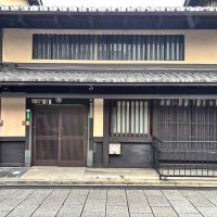 京都市上京区浄福寺通上立売上る大黒町711番地の賃貸物件/格子と虫籠窓が連なる、物件の外観。