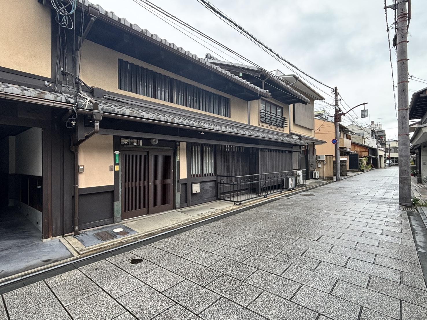 京都市上京区浄福寺通上立売上る大黒町711番地の賃貸物件/石畳の浄福寺通に面しています。
