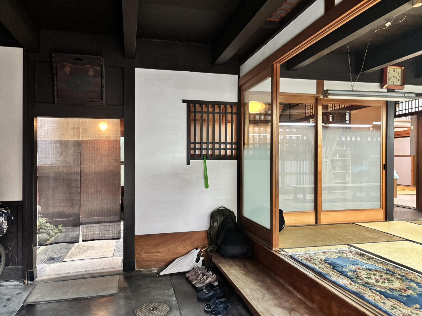 京都市上京区浄福寺通上立売上る大黒町711番地の賃貸物件/1F｜玄関横の板間。ひと息つく場所にもよさそうです。