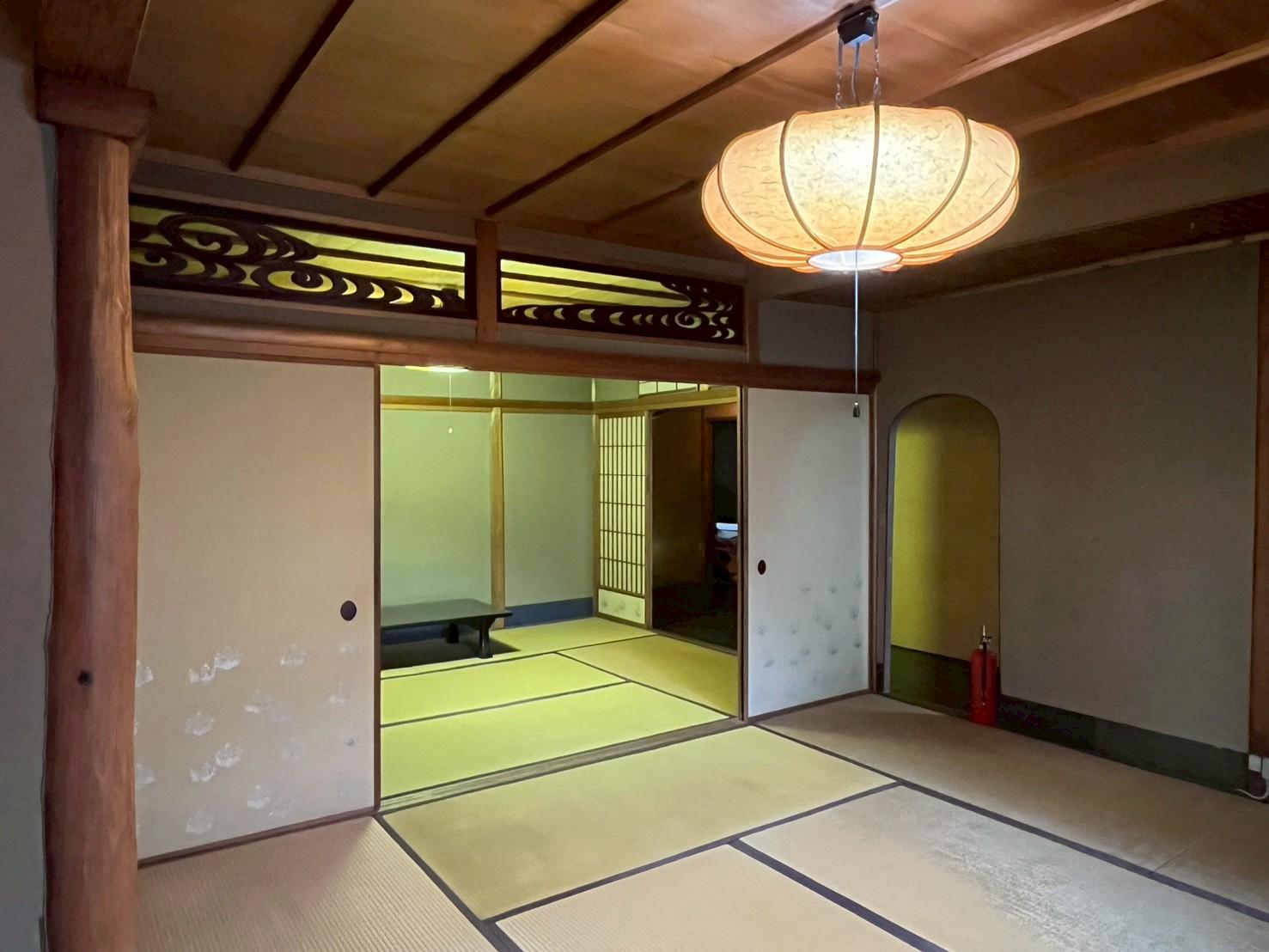 京都市上京区浄福寺通上立売上る大黒町711番地の賃貸物件/2F｜襖を開けると、畳の間がさらに奥へ続きます。