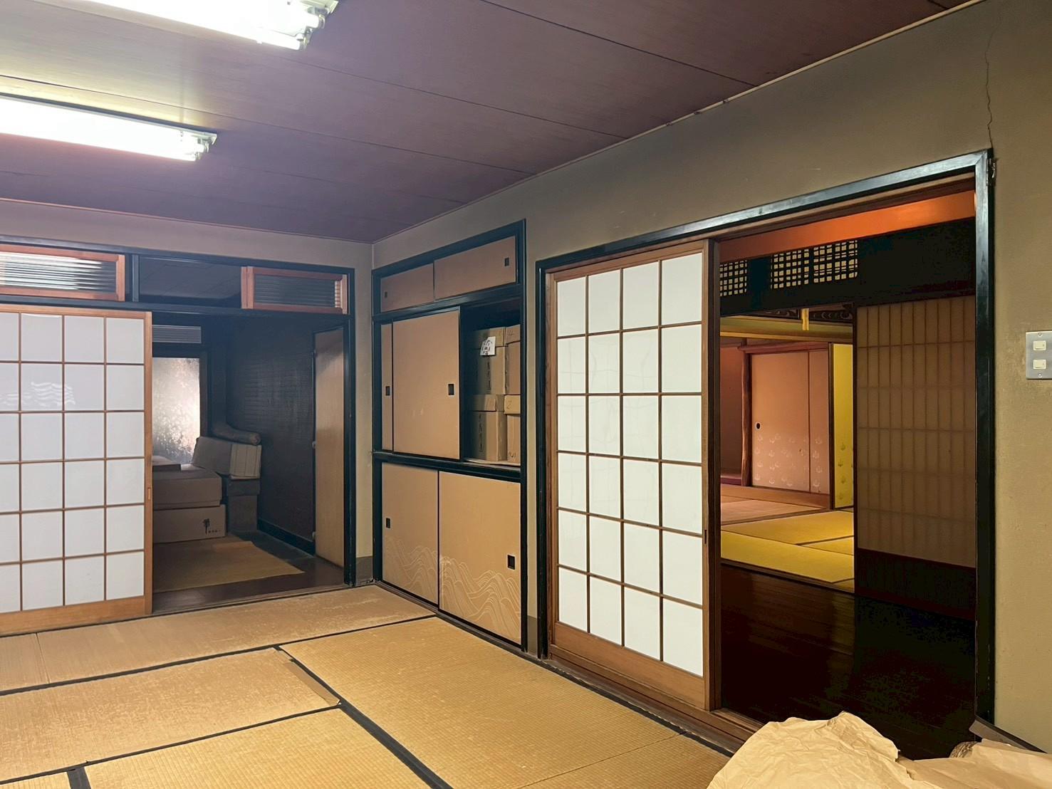 京都市上京区浄福寺通上立売上る大黒町711番地の賃貸物件/2F｜収納や床の間を備えた和室。部屋ごとに表情が異なります。