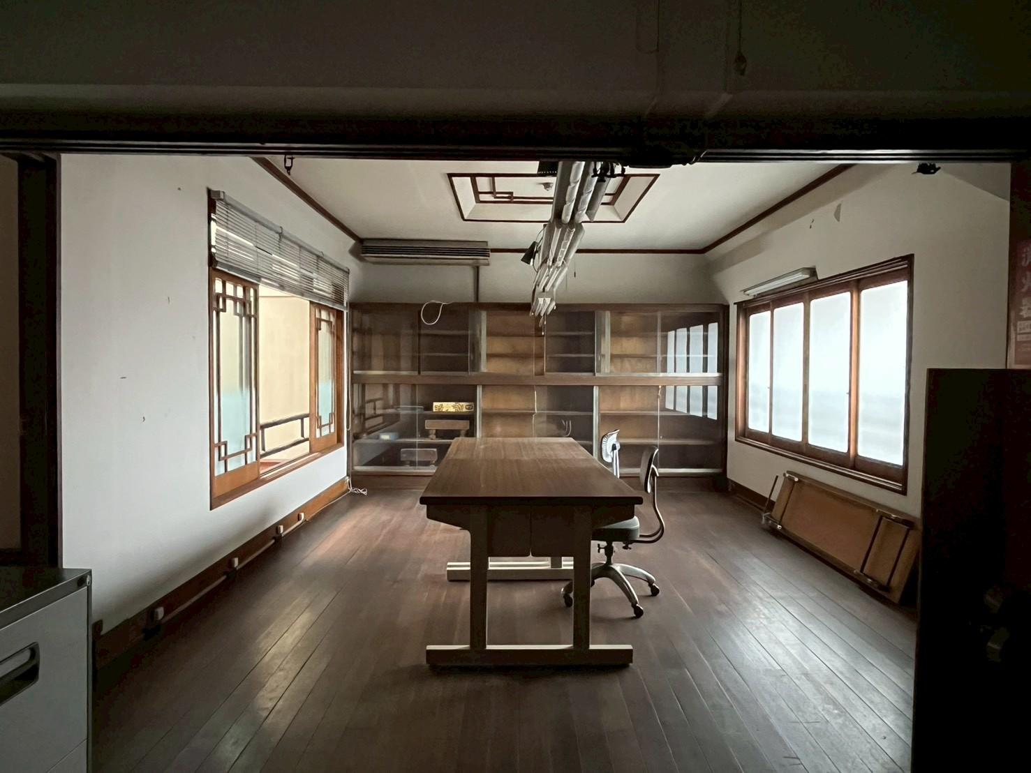 京都市上京区浄福寺通上立売上る大黒町711番地の賃貸物件/2F｜長机を置ける広い仕事場。会議や研修にも使えそうです。
