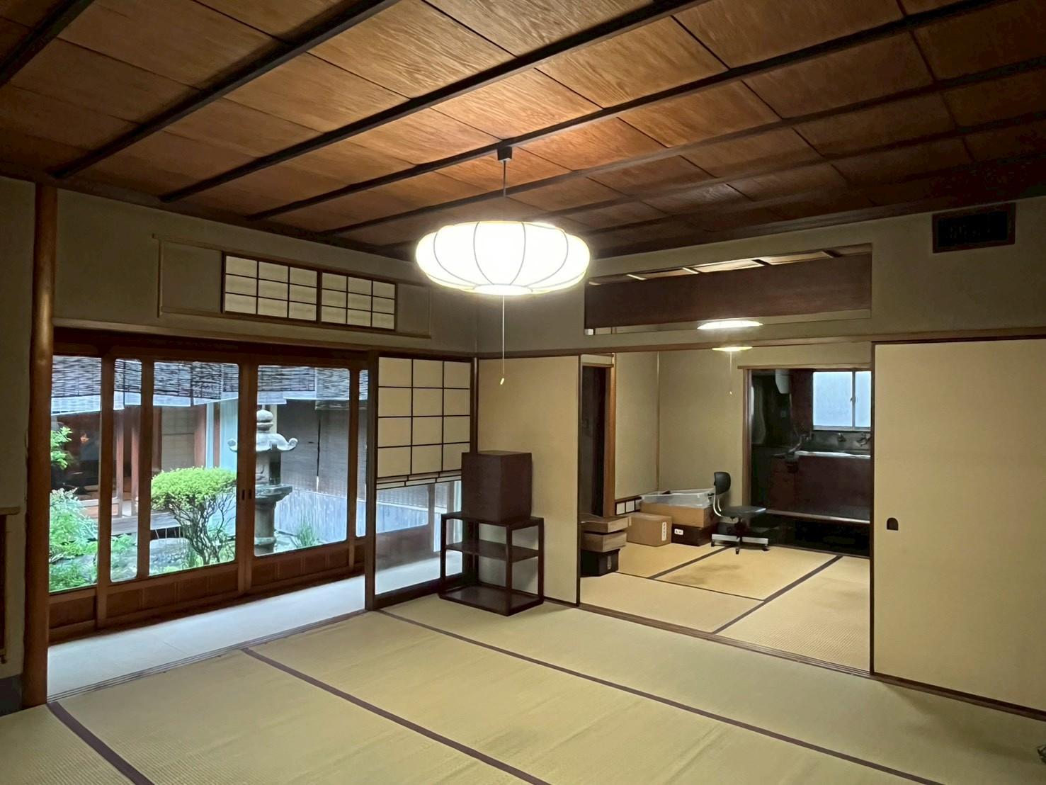 京都市上京区浄福寺通上立売上る大黒町711番地の賃貸物件/1F｜庭に面した広い和室。窓を開ければ緑がすぐそばに。