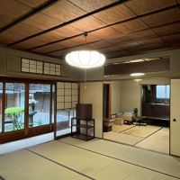 京都市上京区浄福寺通上立売上る大黒町711番地の賃貸物件/1F｜庭に面した広い和室。窓を開ければ緑がすぐそばに。