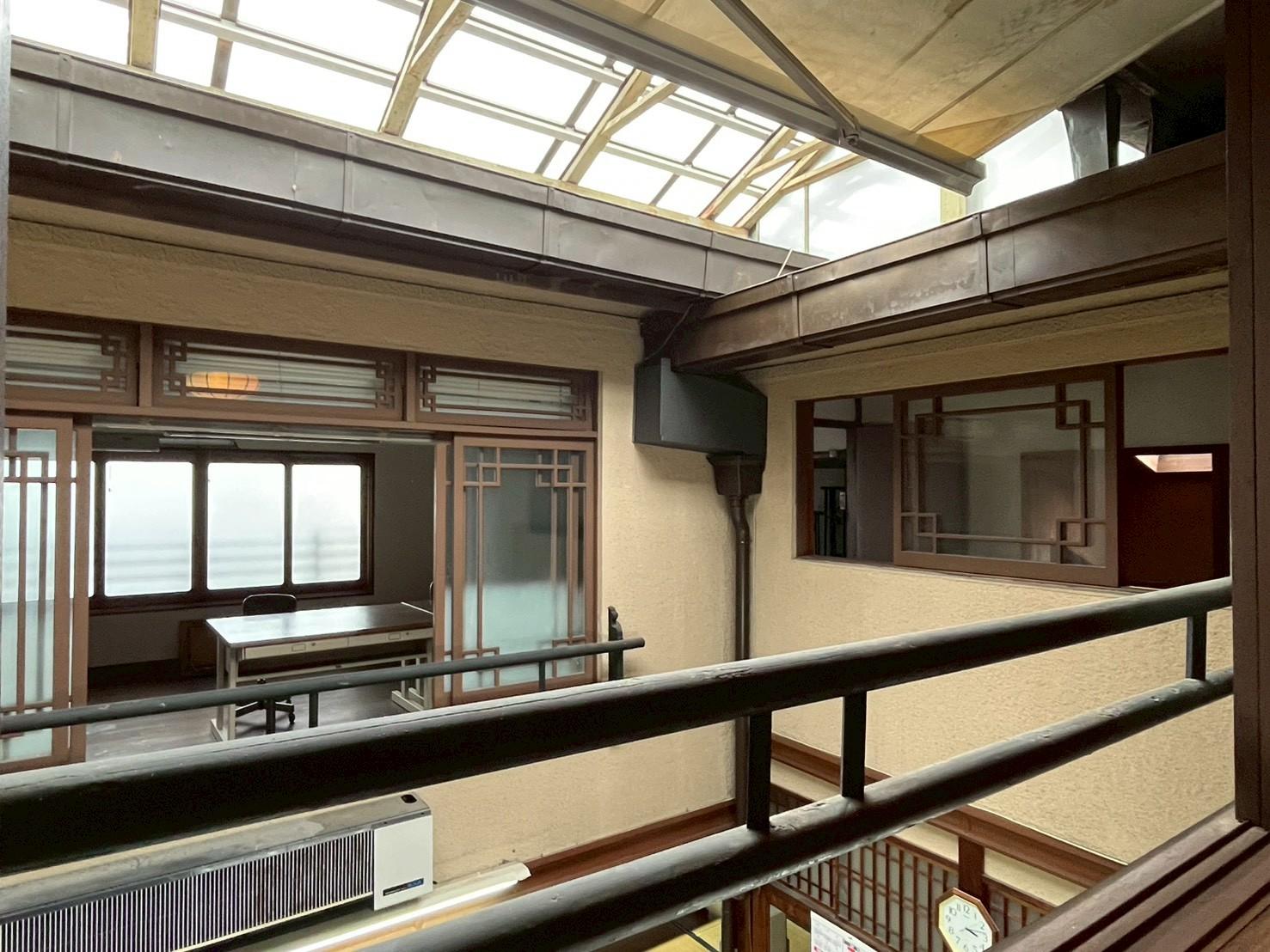 京都市上京区浄福寺通上立売上る大黒町711番地の賃貸物件/2F｜吹き抜けを囲む通路。上下階へ光が届きます。