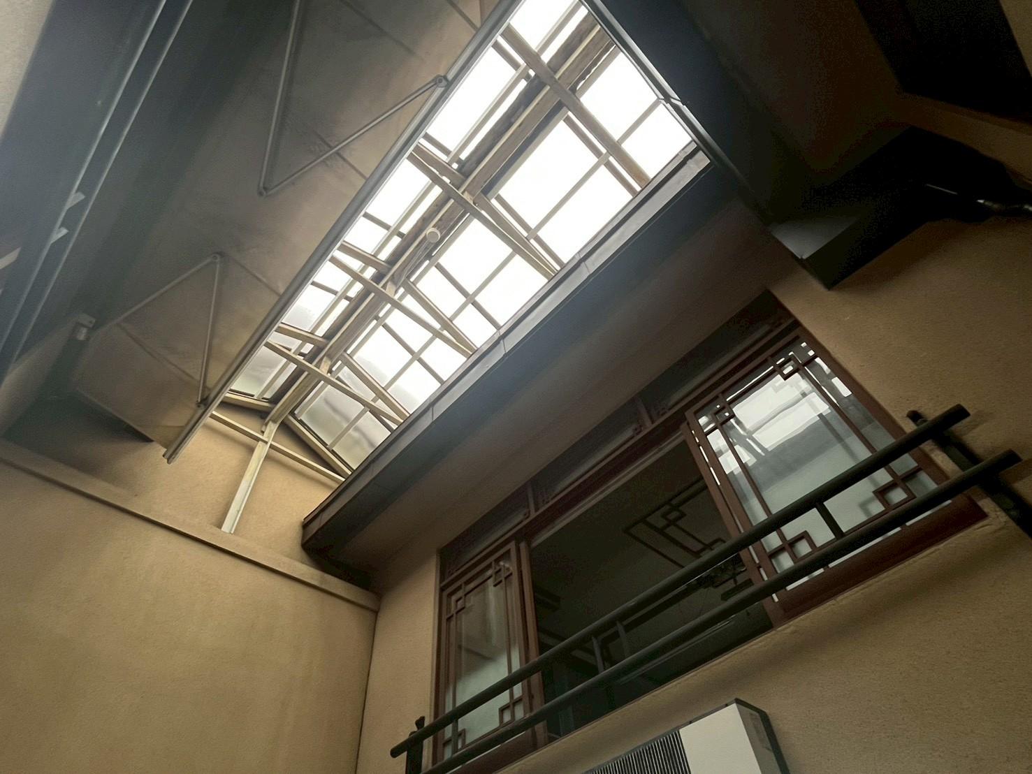 京都市上京区浄福寺通上立売上る大黒町711番地の賃貸物件/1F｜吹き抜けを見上げると、天窓から光が差し込みます。当初は自然光で色味のチェックをしていたそう。
