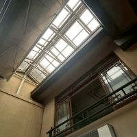 京都市上京区浄福寺通上立売上る大黒町711番地の賃貸物件/1F｜吹き抜けを見上げると、天窓から光が差し込みます。当初は自然光で色味のチェックをしていたそう。