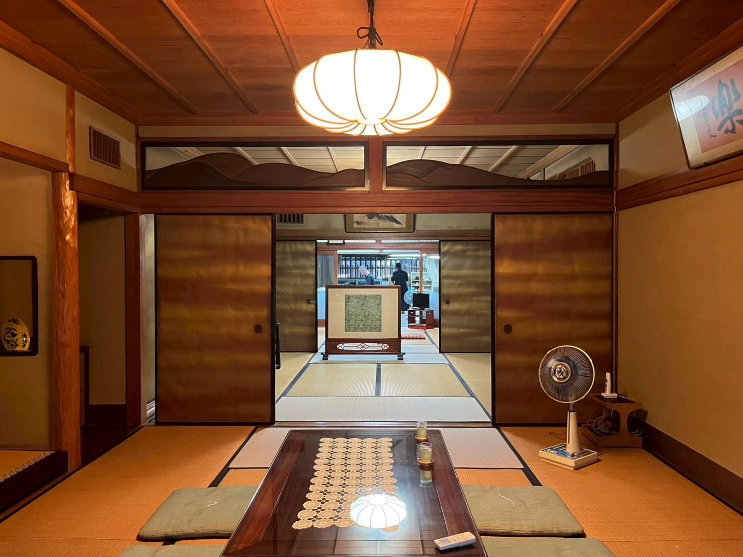 京都市上京区浄福寺通上立売上る大黒町711番地の賃貸物件/1F｜床の間のある和室。照明や欄間にも目が留まります。