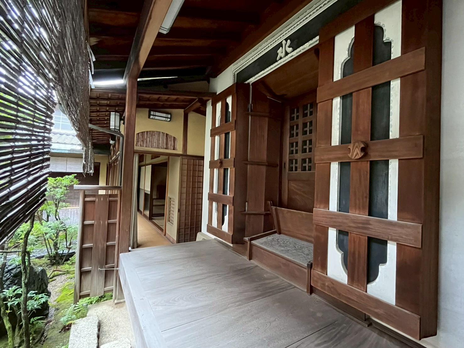 京都市上京区浄福寺通上立売上る大黒町711番地の賃貸物件/1F｜庭に面した縁側。木製建具の意匠も見どころです。