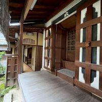 京都市上京区浄福寺通上立売上る大黒町711番地の賃貸物件/1F｜庭に面した縁側。木製建具の意匠も見どころです。