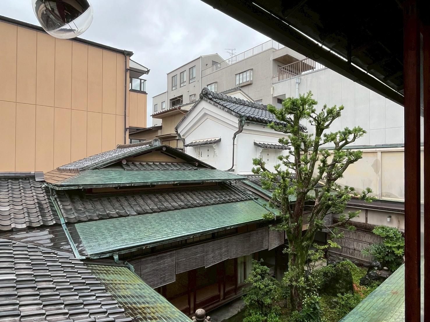 京都市上京区浄福寺通上立売上る大黒町711番地の賃貸物件/2F｜窓越しに見える瓦屋根。町家が重なる西陣らしい眺め。